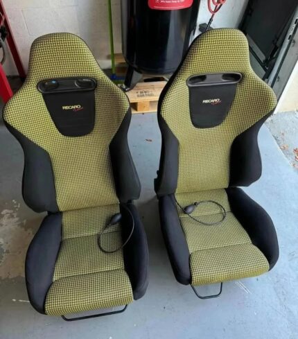 AUTHENTIC DC5 SP-JJTOMCAT RECARO seats with rails as well.